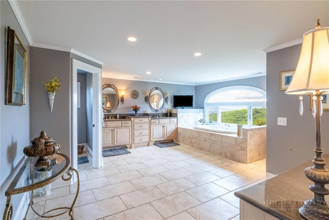 Image number 9 for the current listing