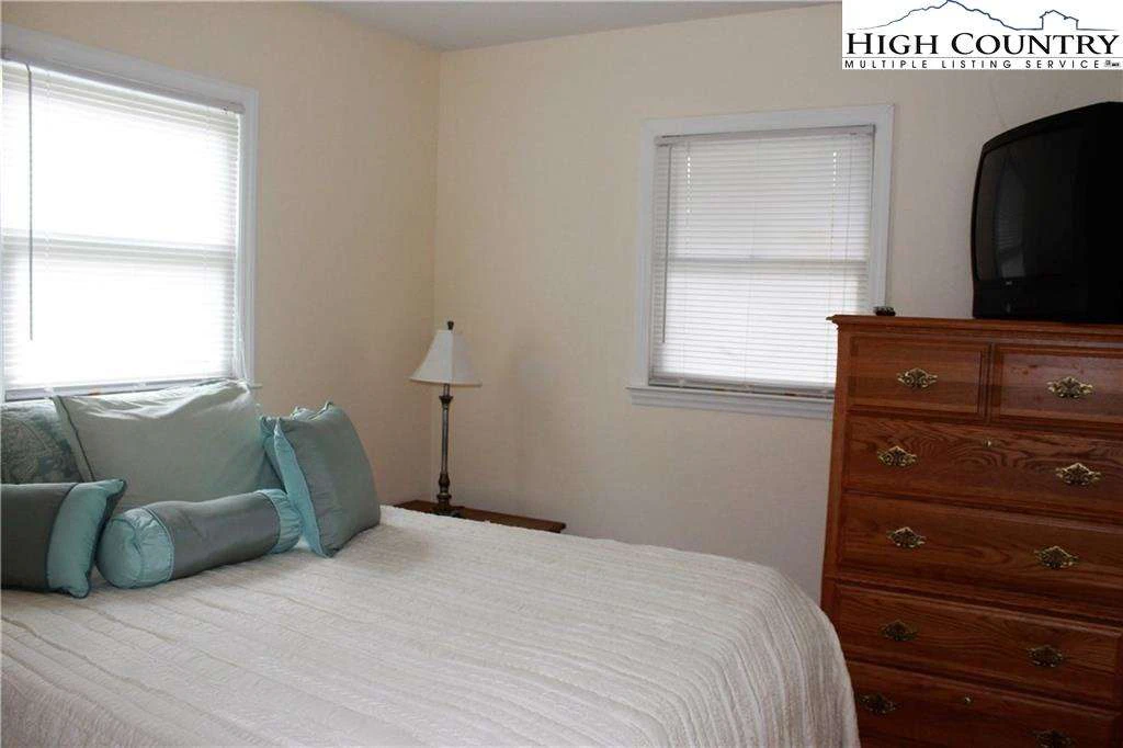 Image number 9 for the current listing