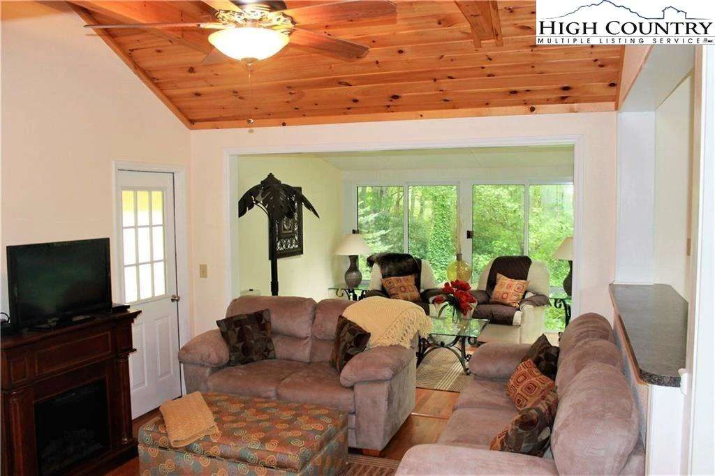Image number 16 for the current listing