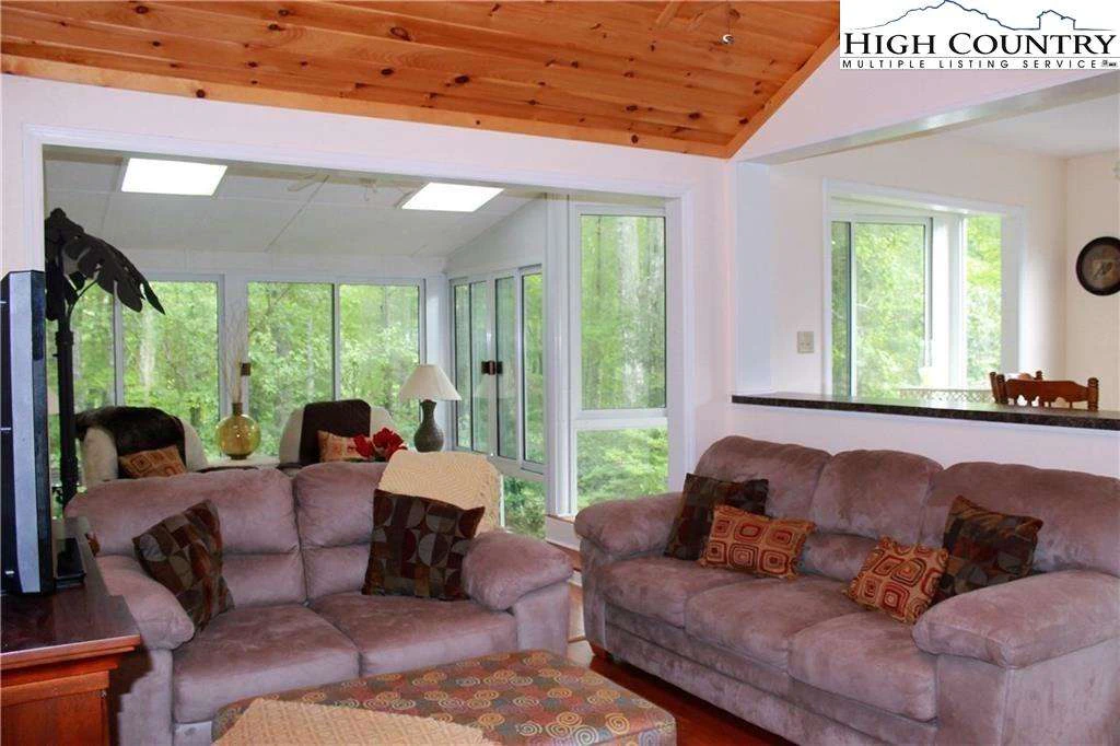 Image number 15 for the current listing