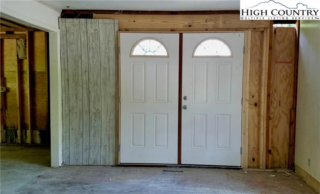 Image number 11 for the current listing