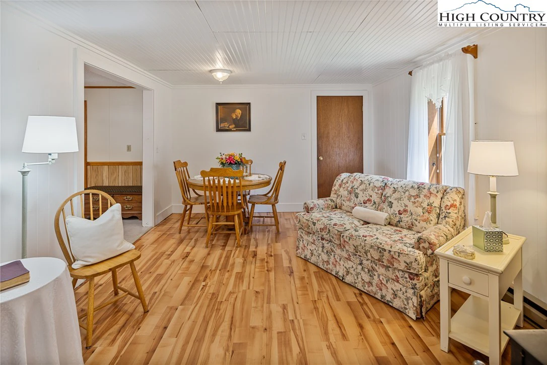Image number 19 for the current listing