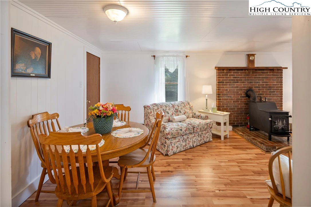 Image number 11 for the current listing
