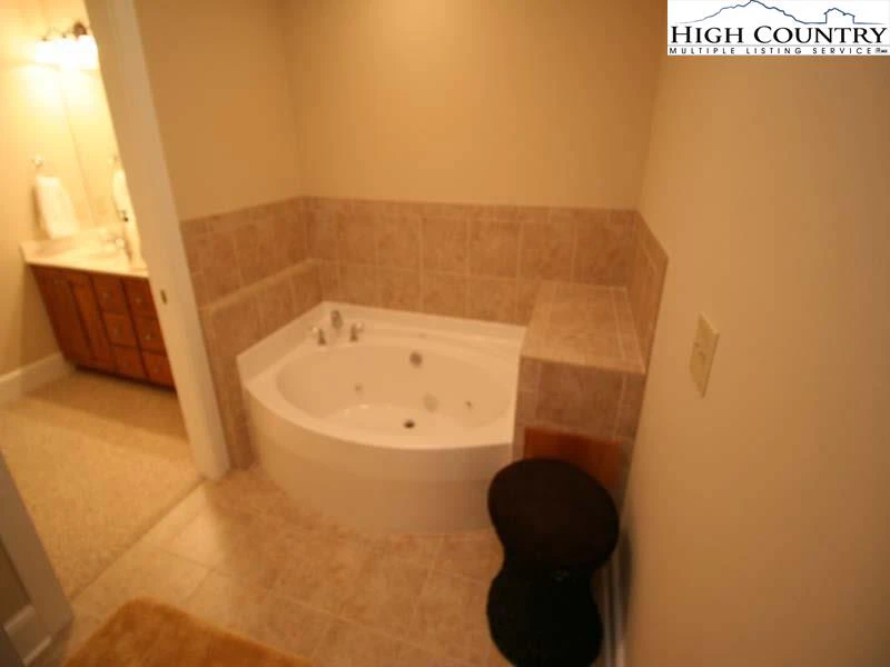 Image number 10 for the current listing