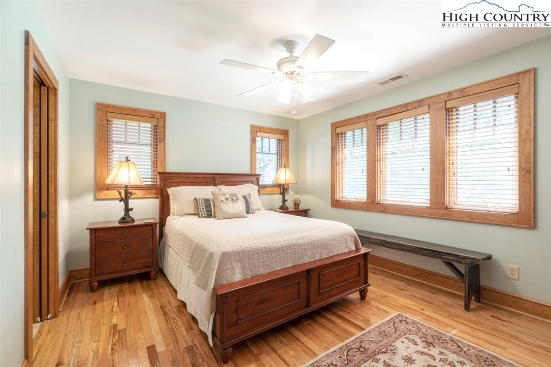 Image number 4 for the current listing