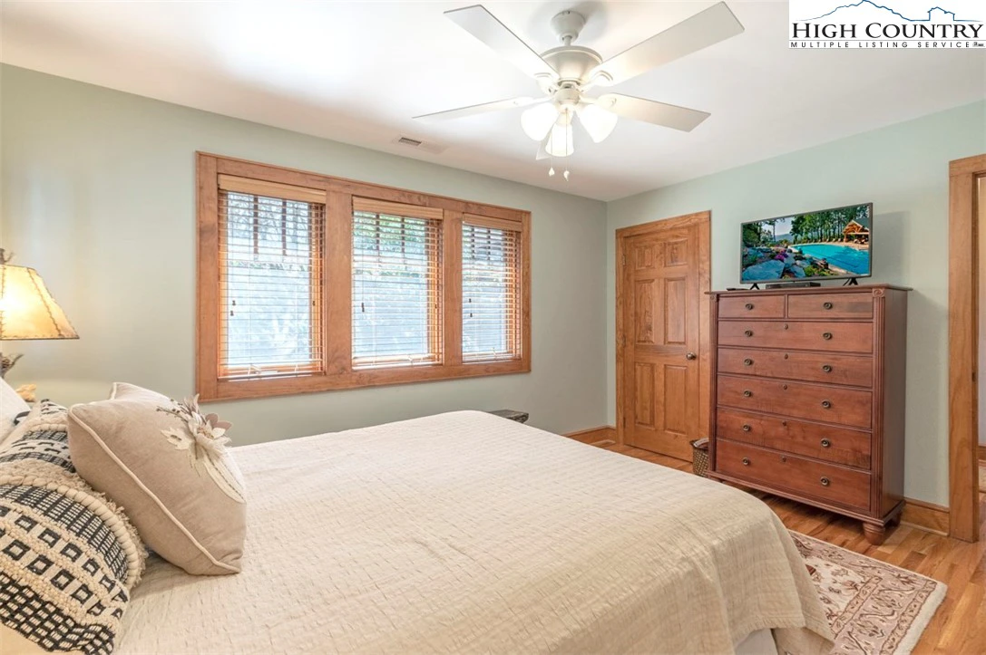 Image number 5 for the current listing
