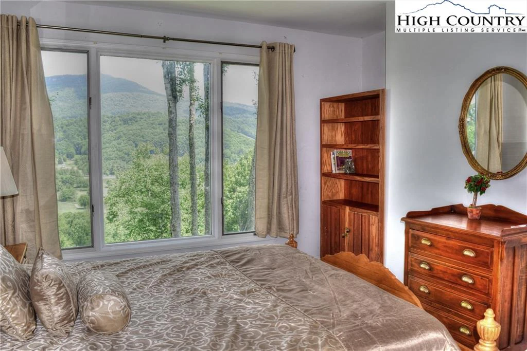 Image number 6 for the current listing