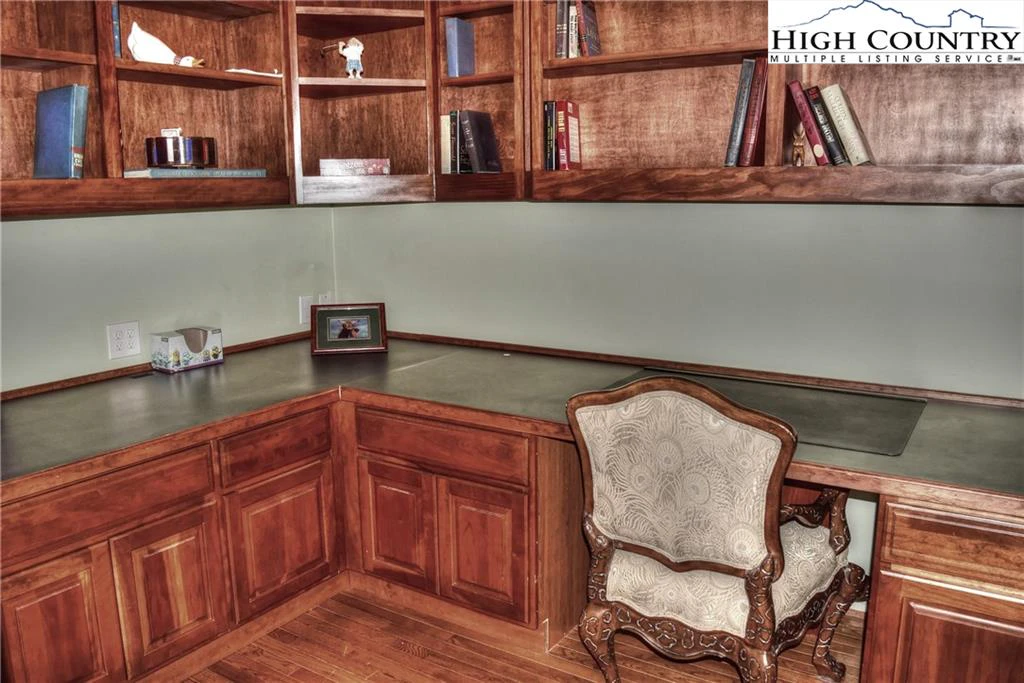 Image number 9 for the current listing