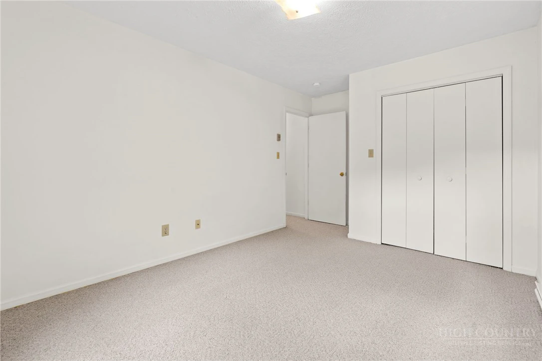 Image number 21 for the current listing