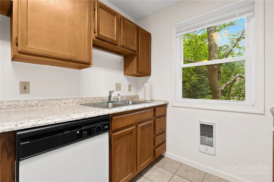 Image number 14 for the current listing