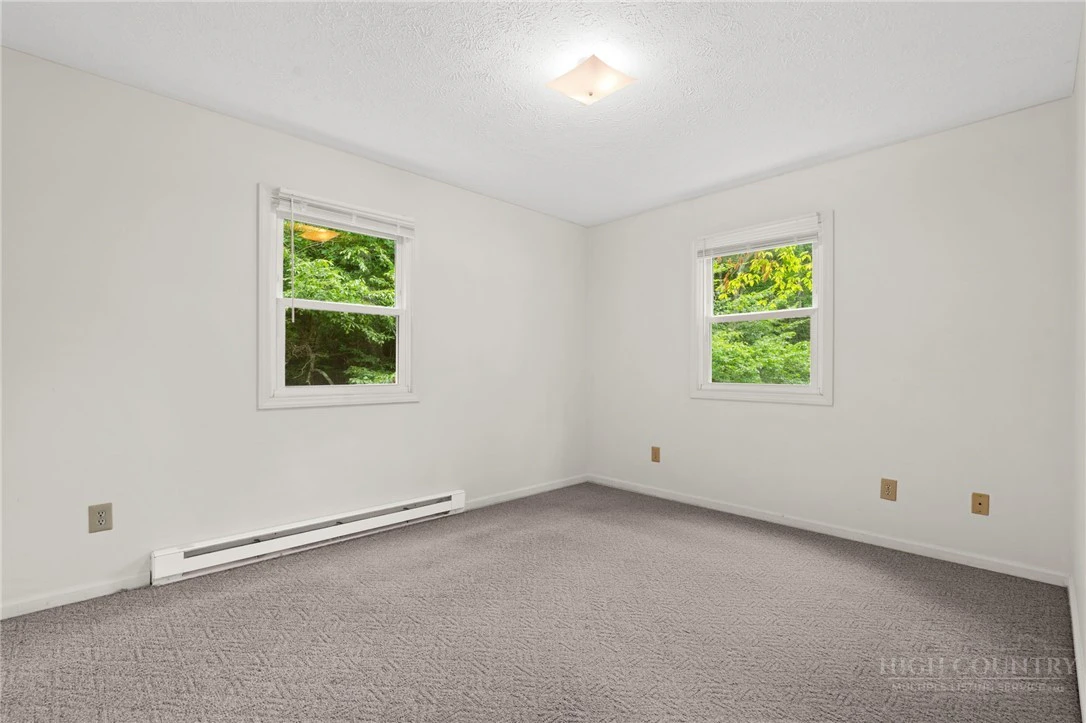 Image number 18 for the current listing