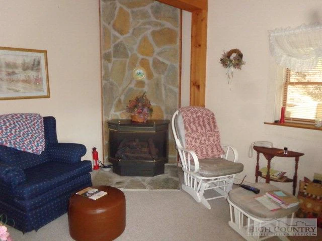 Image number 19 for the current listing
