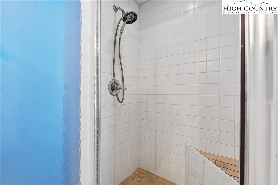 Image number 7 for the current listing