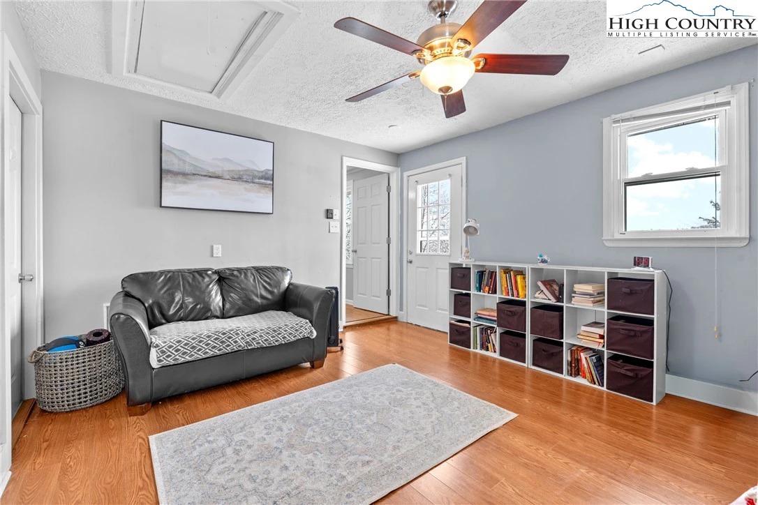 Image number 2 for the current listing