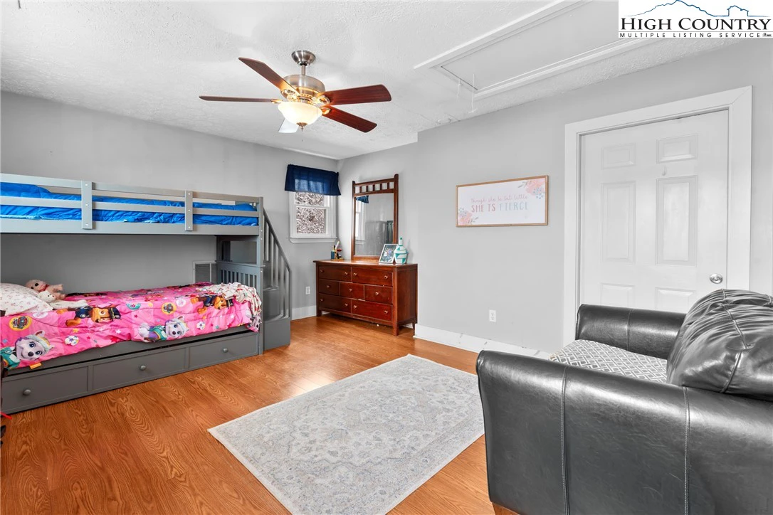 Image number 13 for the current listing