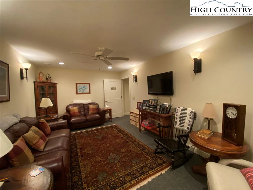 Image number 14 for the current listing