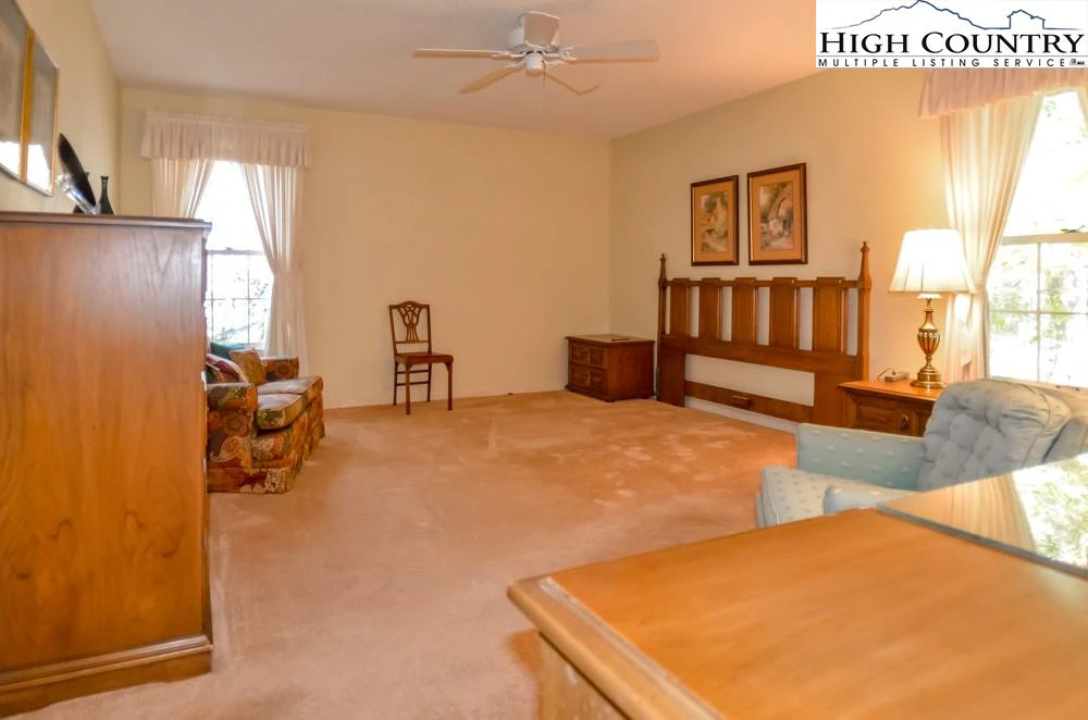 Image number 2 for the current listing