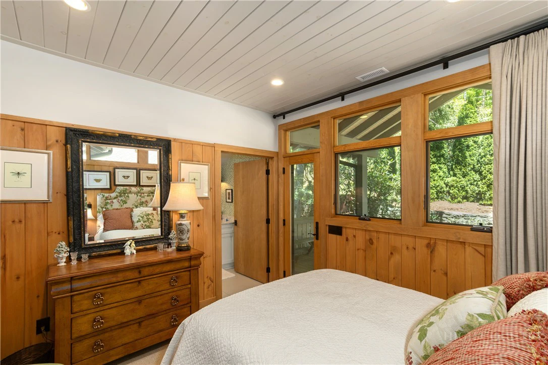 Image number 15 for the current listing