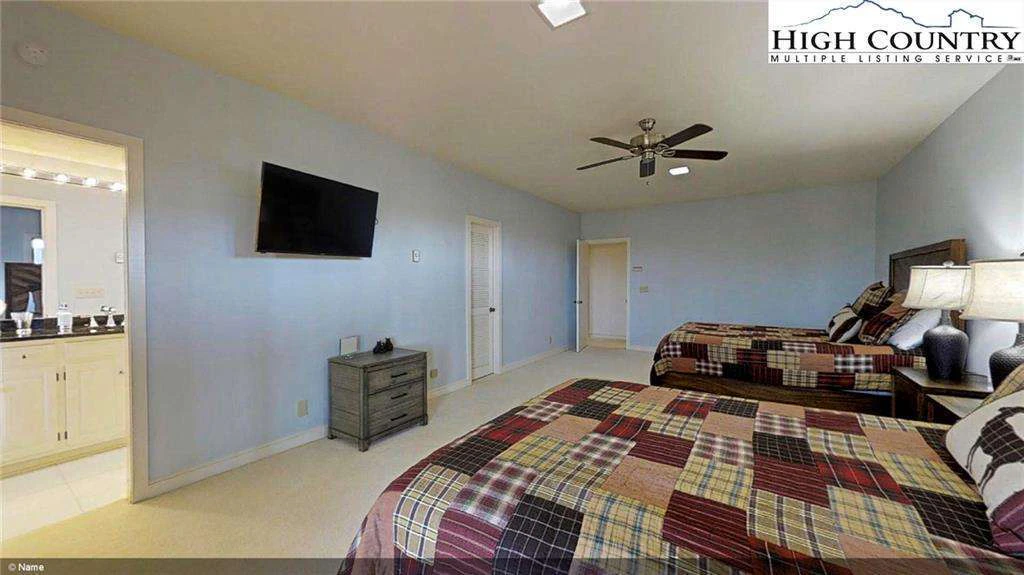 Image number 9 for the current listing