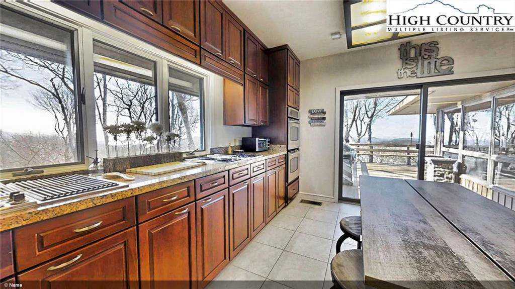 Image number 17 for the current listing