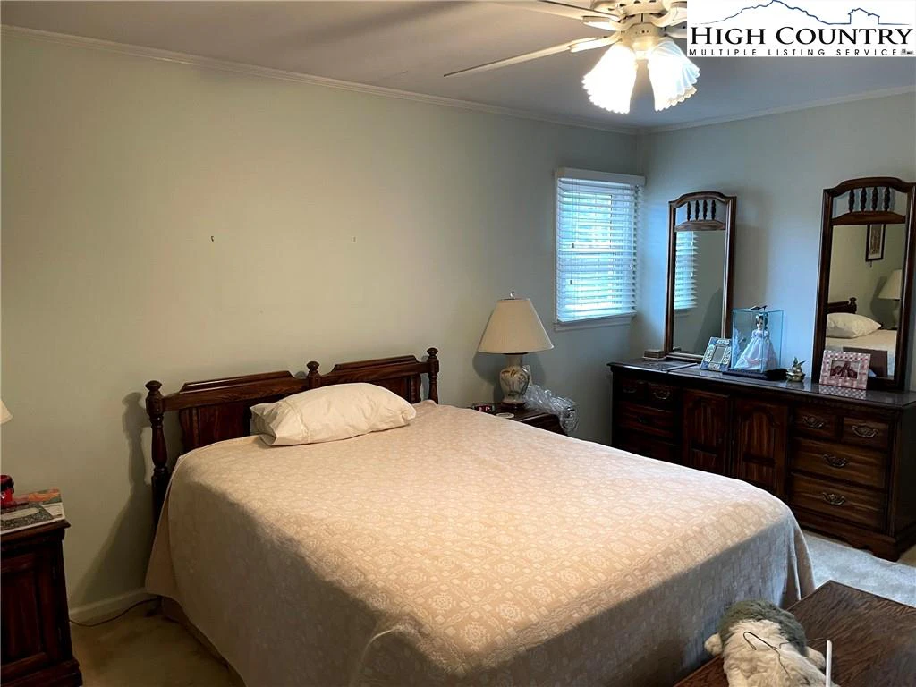 Image number 9 for the current listing