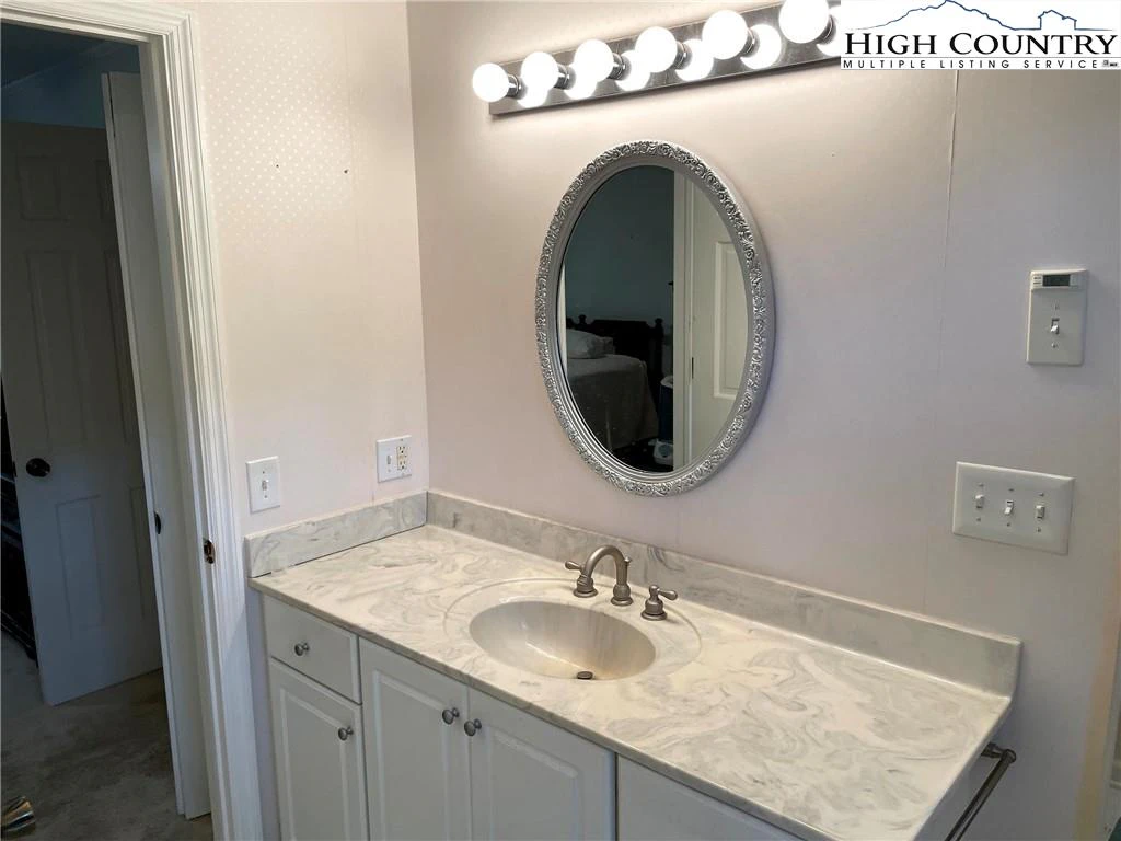 Image number 2 for the current listing