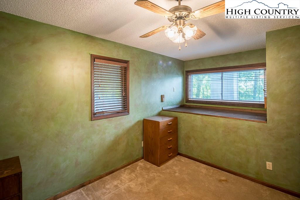 Image number 11 for the current listing