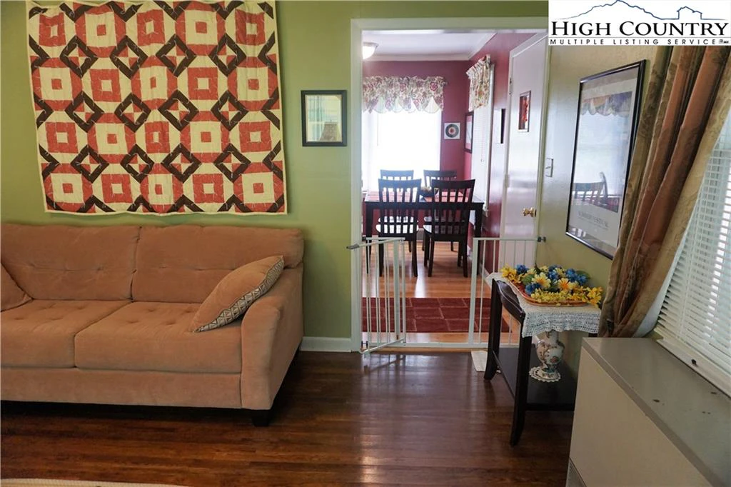 Image number 19 for the current listing