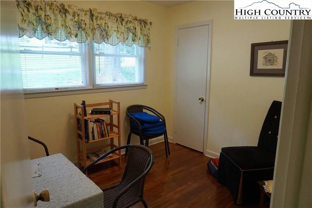 Image number 2 for the current listing