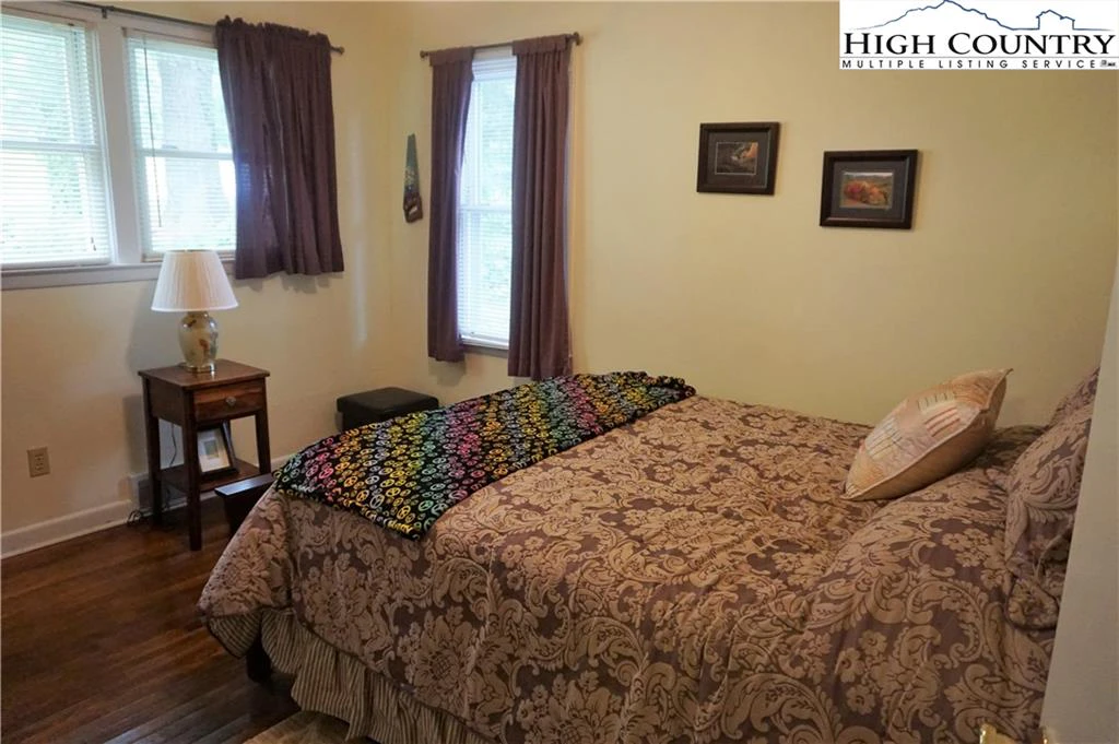 Image number 11 for the current listing