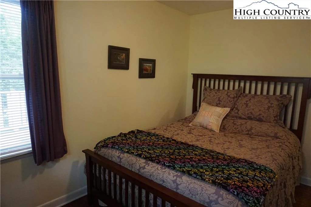 Image number 9 for the current listing