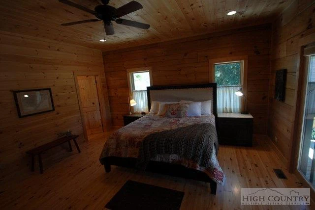 Image number 13 for the current listing