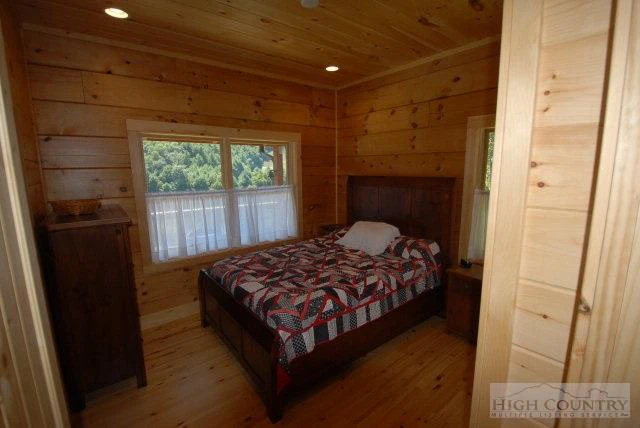 Image number 9 for the current listing