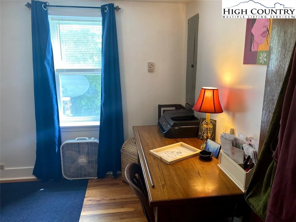 Image number 4 for the current listing