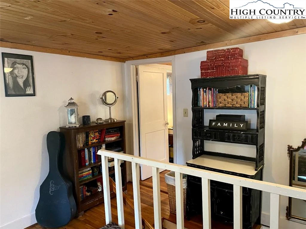 Image number 11 for the current listing