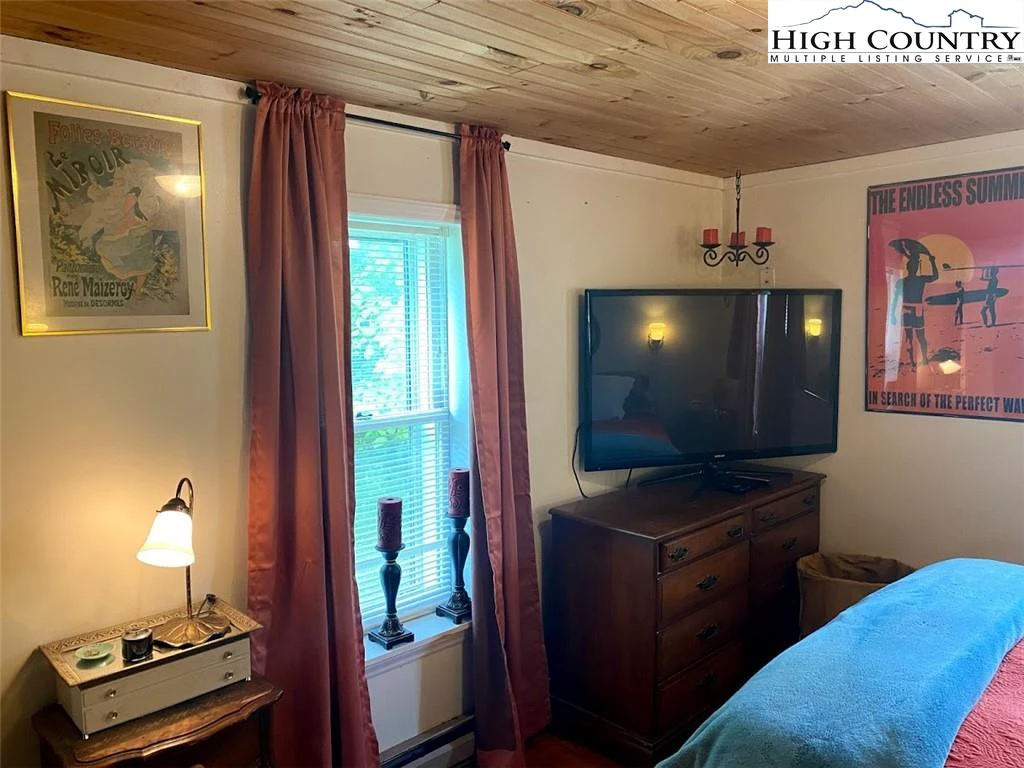 Image number 14 for the current listing