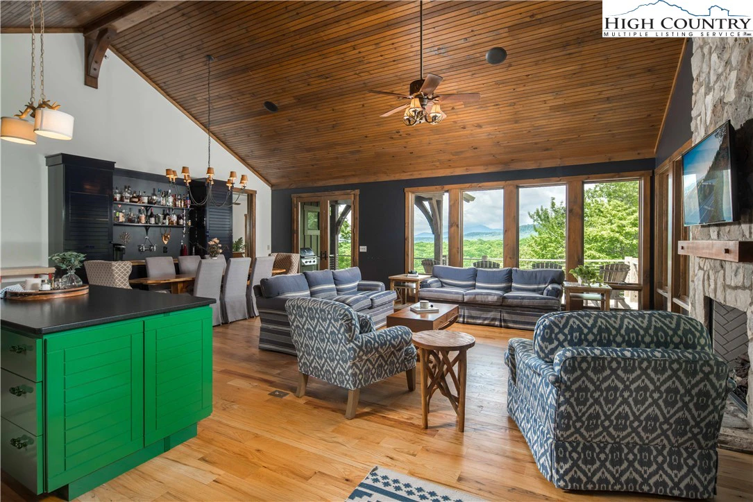Image number 2 for the current listing