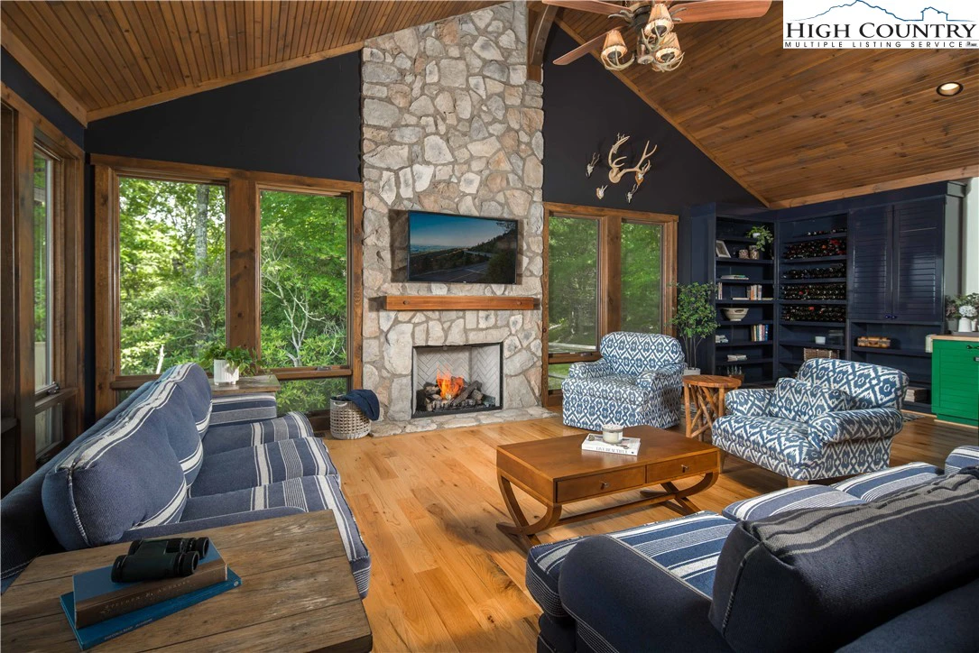 Image number 21 for the current listing
