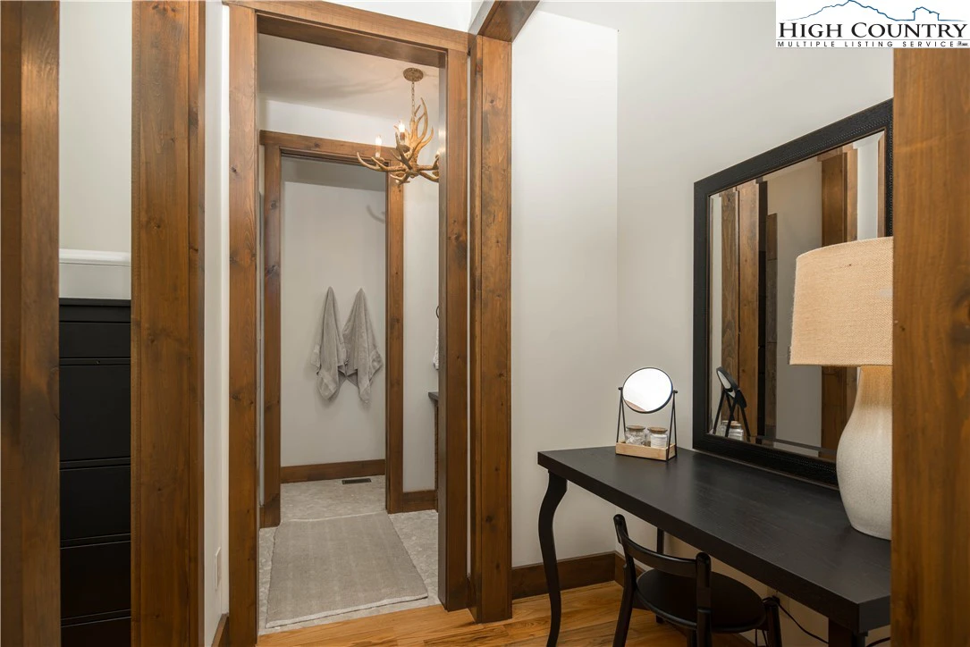 Image number 4 for the current listing