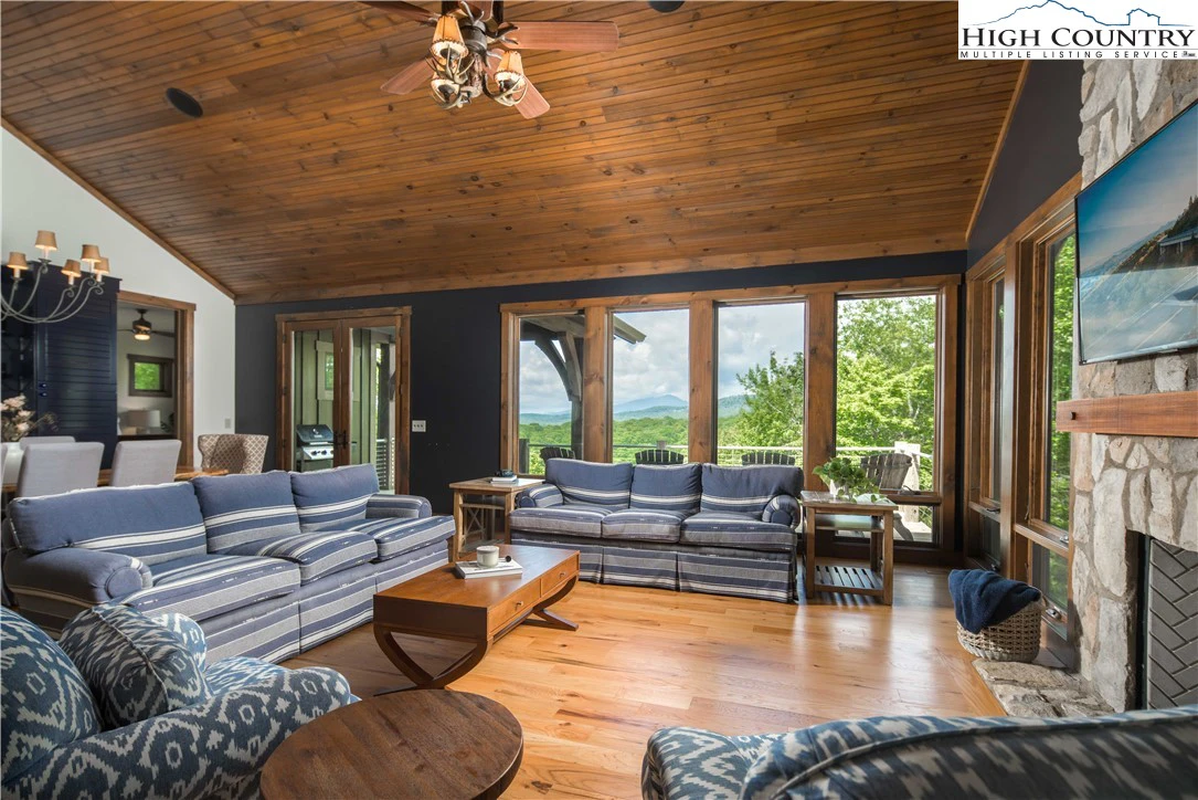 Image number 1 for the current listing