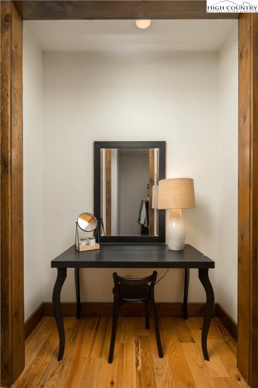 Image number 19 for the current listing