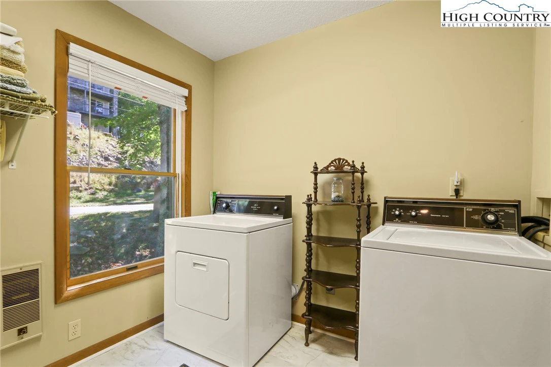 Image number 21 for the current listing