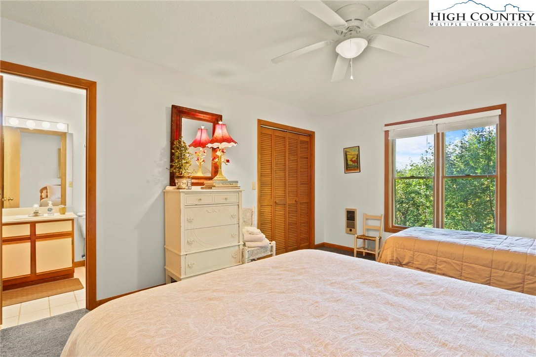 Image number 16 for the current listing