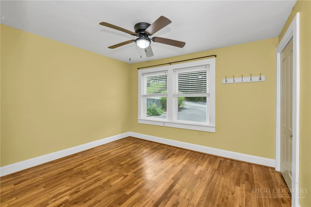 Image number 21 for the current listing
