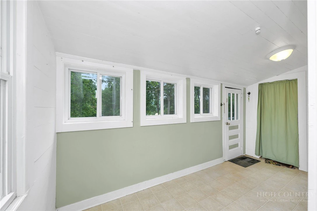 Image number 18 for the current listing