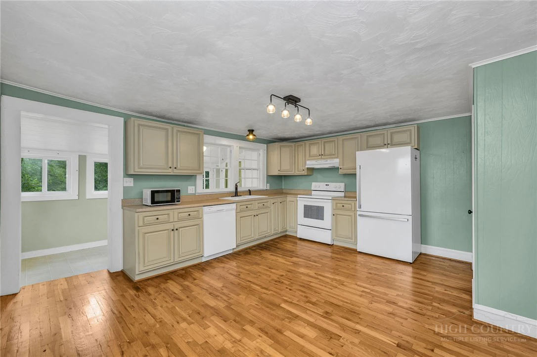 Image number 14 for the current listing