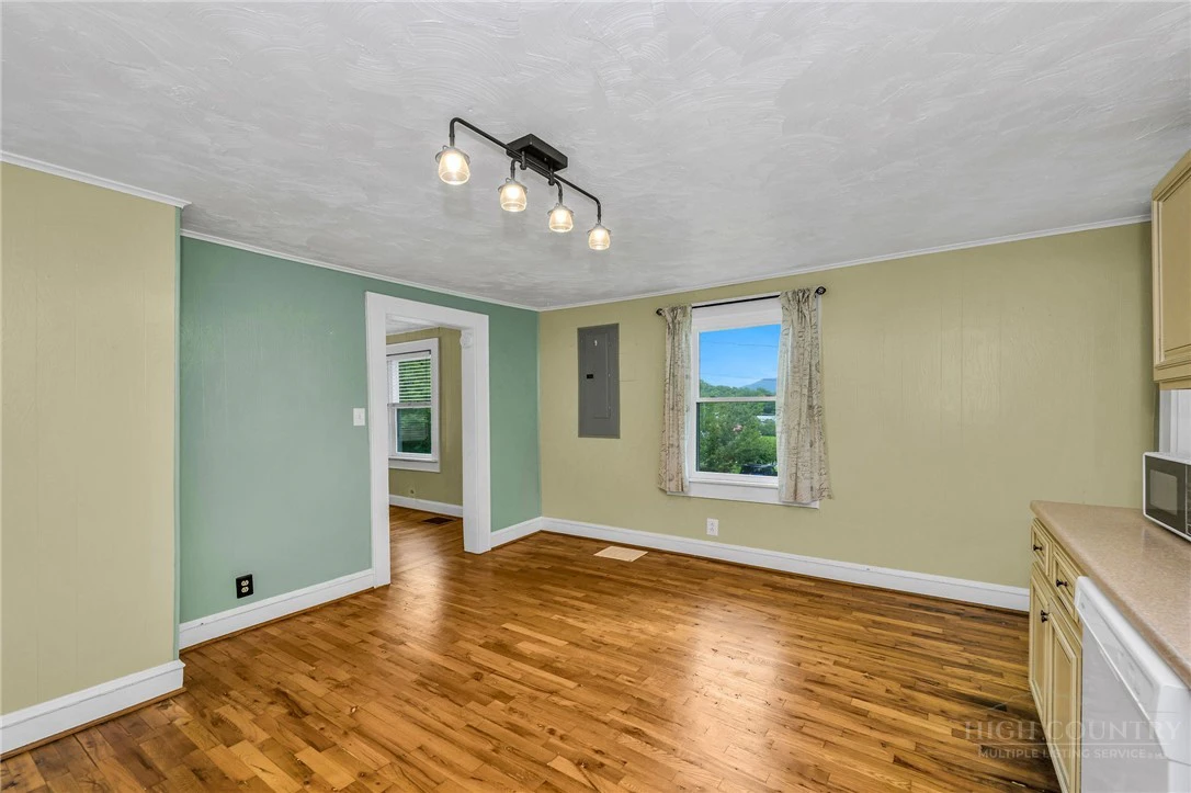 Image number 15 for the current listing