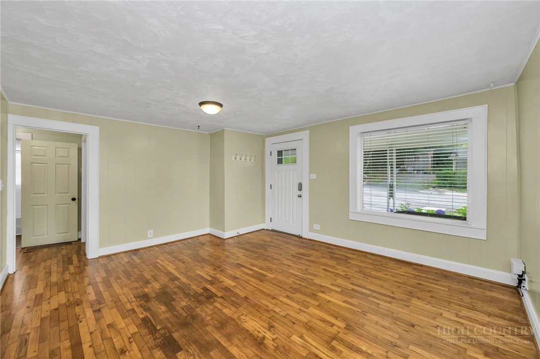 Image number 11 for the current listing