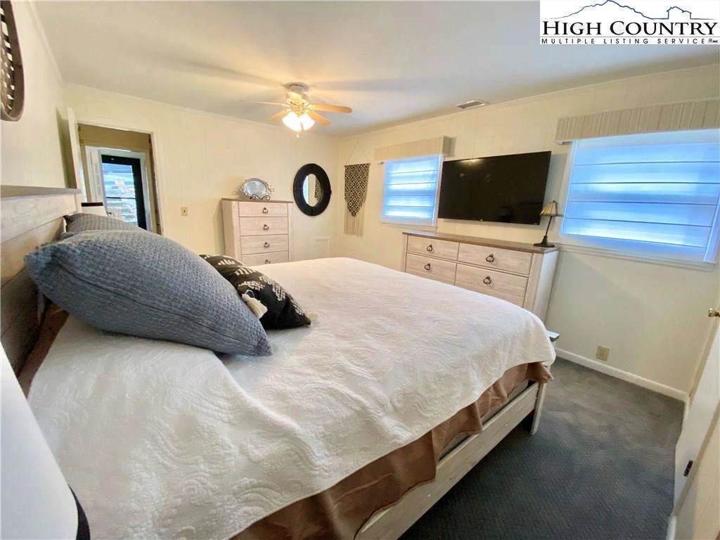 Image number 21 for the current listing