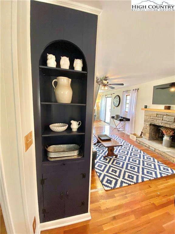 Image number 3 for the current listing